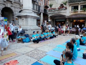 Giornata mondiale dello Yoga, Piazza Erbe Verona, 21 giugno.